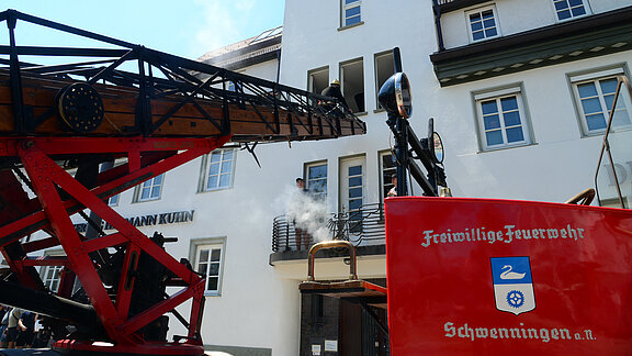 Feuerwehr im Einsatz: Die historische Drehleiter führt eine Personenrettung durch.