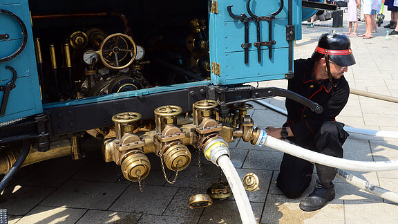 Ein weiteres historisches Feuerwehrfahrzeug, diesmal die blaue Spritze.